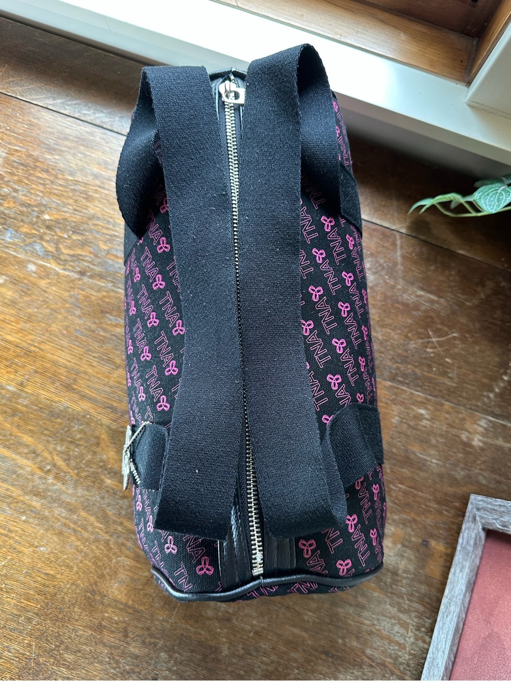 TNA Aritzia Black And Pink Canvas Sports Tote Bowler Bag With Hangtag - Picture 11 of 13